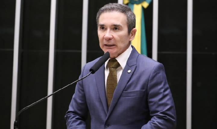 Comissão de Educação aprova projeto que proíbe uso de contêineres e lonas em escolas