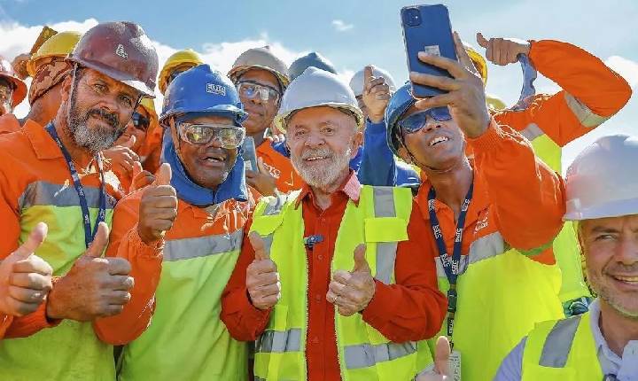 Efeito Lula: Desemprego no Brasil fica em 5,4% e renda bate recorde histórico