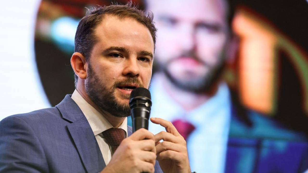 'Não vai haver redução de salário', diz ministro Durigan sobre fim da escala 6x1