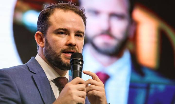 'Não vai haver redução de salário', diz ministro Durigan sobre fim da escala 6x1