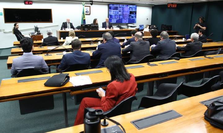 Setor empresarial pede redução de encargos trabalhistas e critica fim da escala 6x1