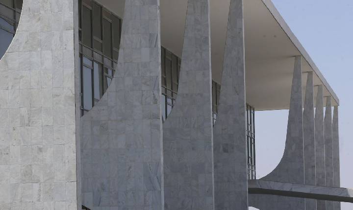 Terceirizados do governo têm redução de jornada e auxílio para creche