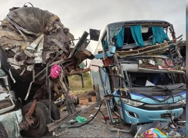 Acidente deixa cinco mortos e 21 feridos no interior da Bahia