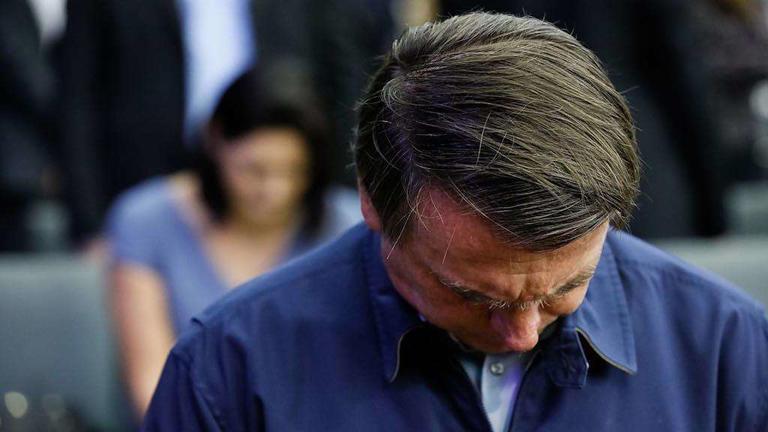 Contrato que a PF descobriu na mesa de Bolsonaro aponta corrupção milionária