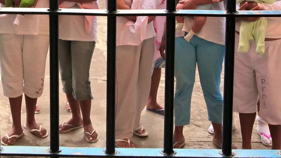 Deputados votam contra ter papel higiênico e absorventes nos presídios femininos