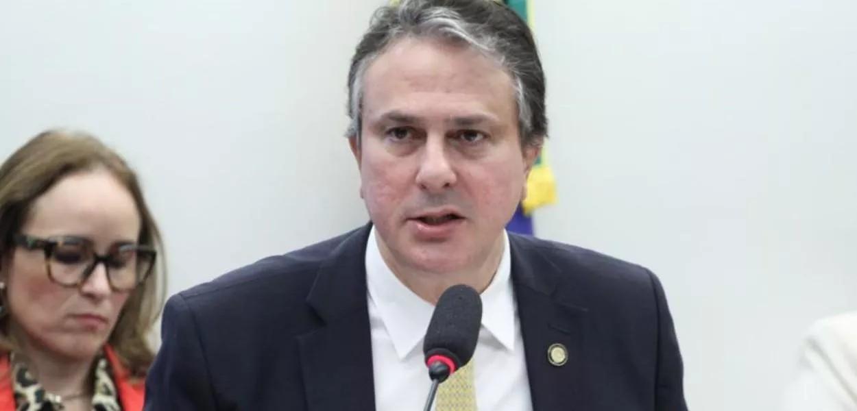 MEC anuncia aumento no piso salarial dos professores no Brasil