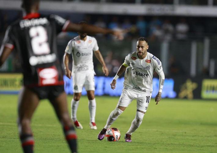 Neymar é celebrado a cada toque na bola, mas sofre com faltas, e Santos só empata na Vila