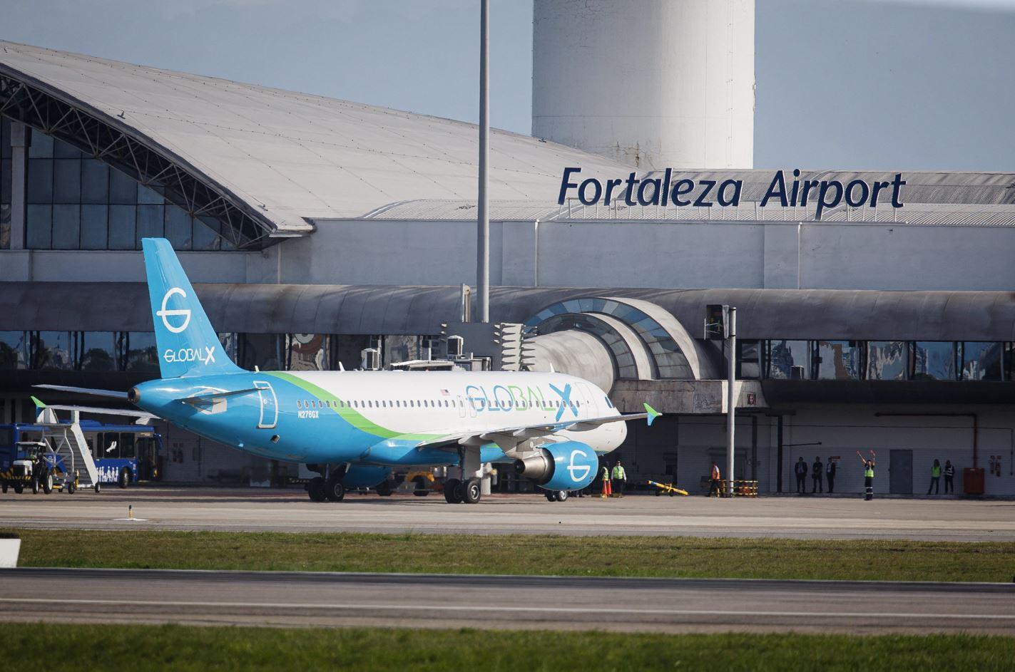 Novo voo com brasileiros deportados dos Estados Unidos chega a Fortaleza