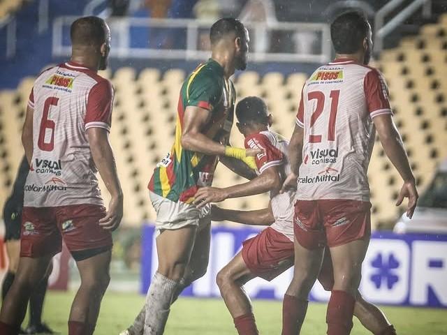 Sampaio Corrêa perde para a Juazeirense por 1 a 0 jogando no Estádio Castelão.