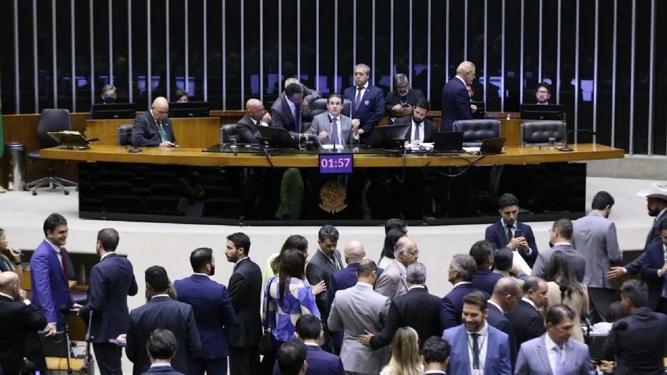 Obstrução de bolsonaristas por anistia fracassa e Câmara aprova MP do governo Lula
