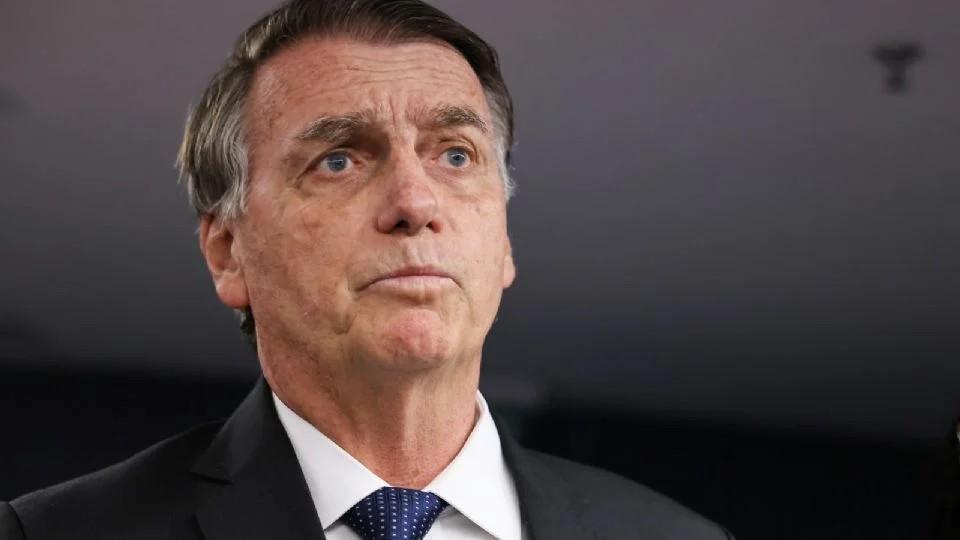 PF faz busca e apreensão na casa de Bolsonaro, que passa a usar tornozeleira