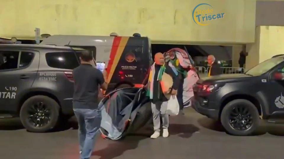 Vergonha: o momento em que deputados bolsonaristas deixam STF com barracas na mão; veja vídeo