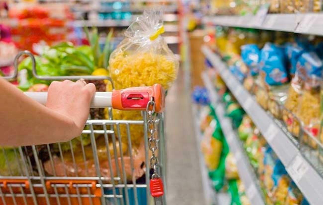 Com energia, alimentos e combustíveis em queda, Brasil tem 1ª deflação em 2 anos