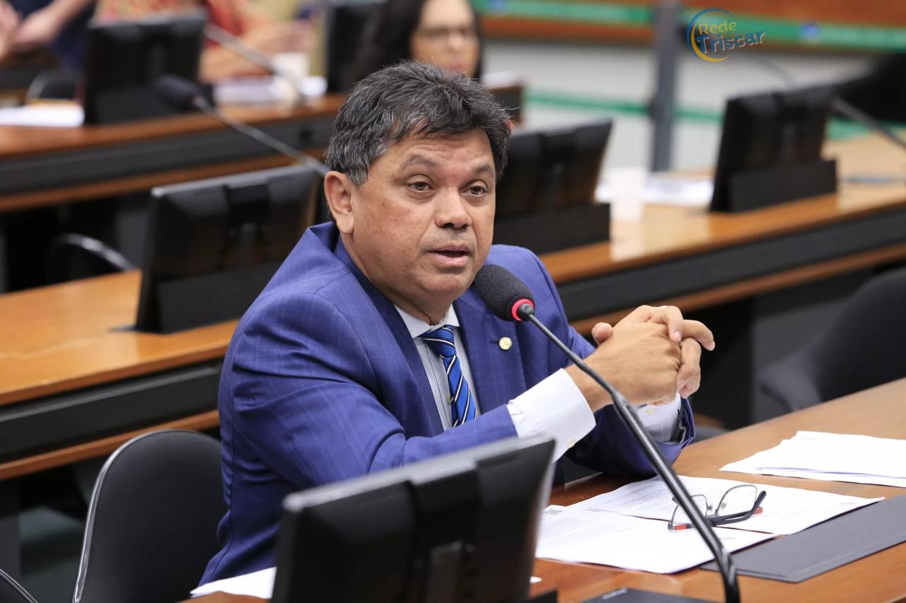 Comissão aprova PL de Jerry que amplia acessibilidade para pessoas cegas