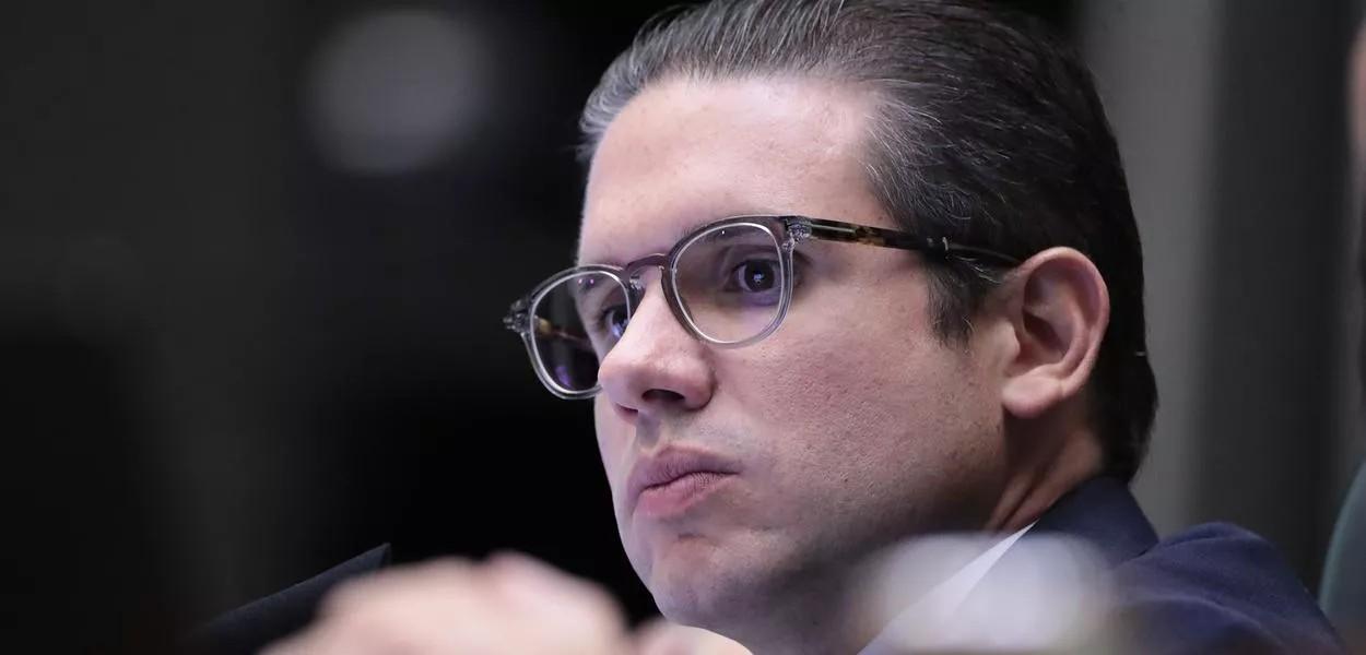 Hugo Motta decide indicar afastamento de 5 deputados por até 6 meses devido ao motim na câmara