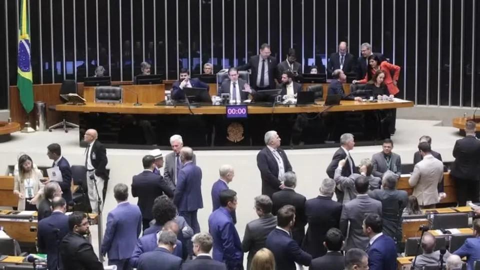 Hugo Motta decide reabrir sessão e não pauta anistia