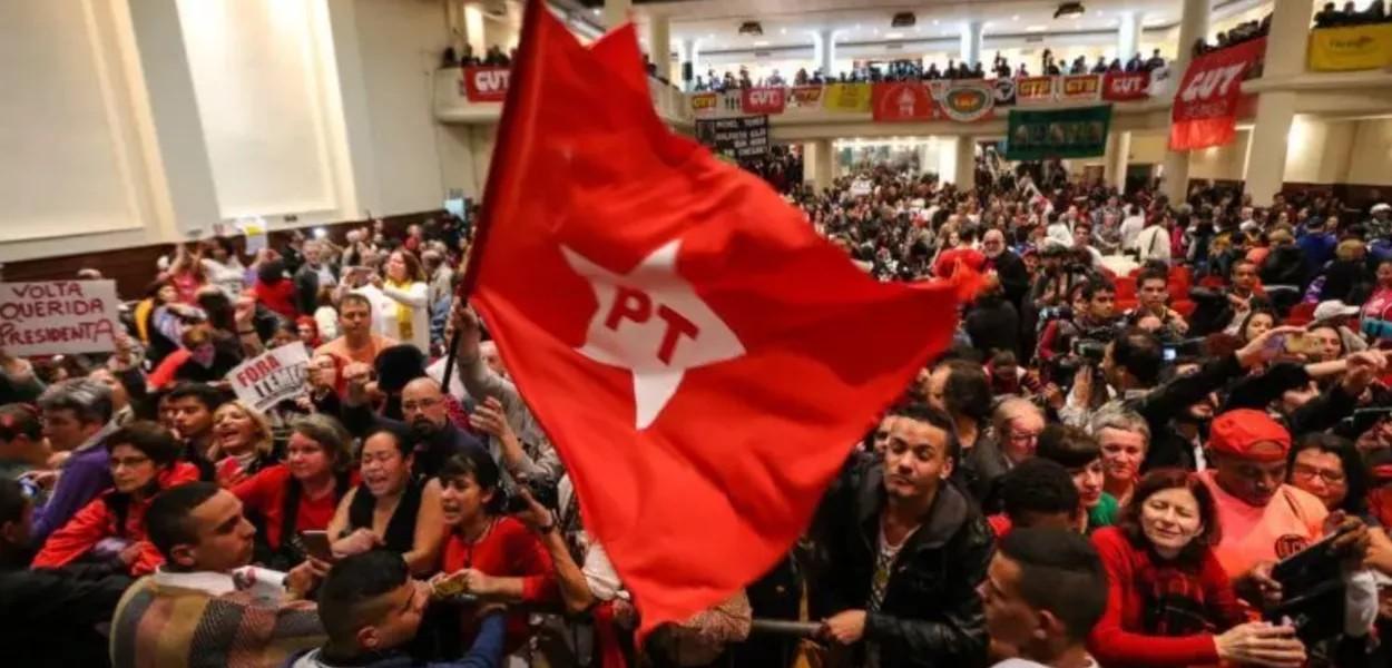 Partidos políticos perdem mais de 200 mil filiados. PT foi a legenda que mais cresceu no País