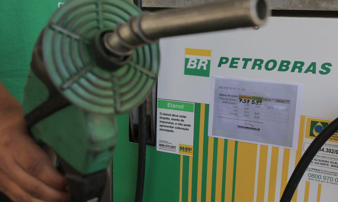 Petrobras reduz em 5,2% preço da gasolina a partir desta terça-feira