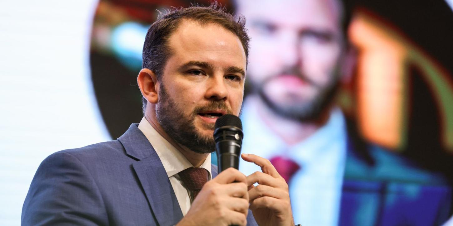 'Não vai haver redução de salário', diz ministro Durigan sobre fim da escala 6x1