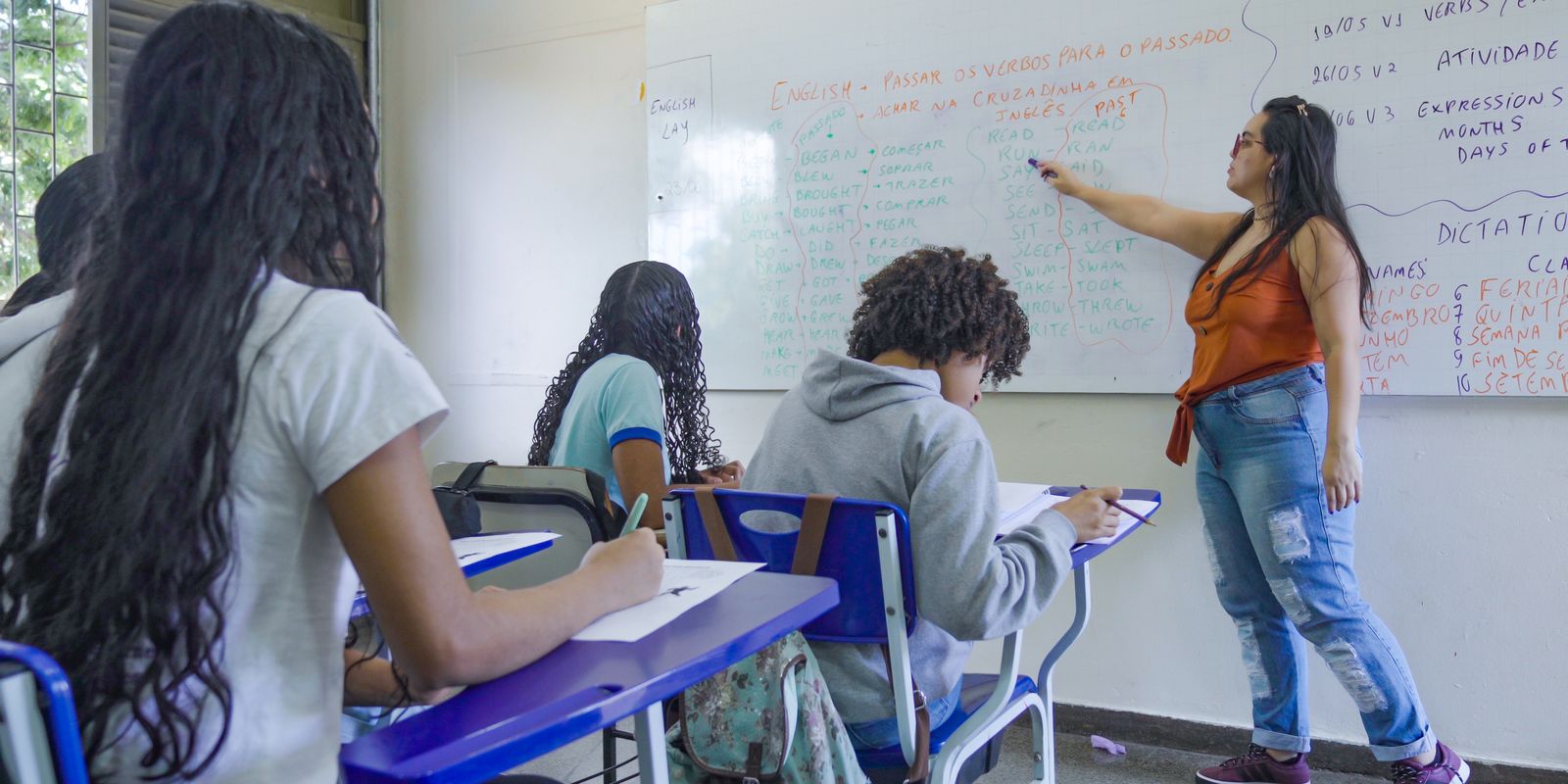 Flávio quer escolas militares; Lula propõe ampliar educação integral
